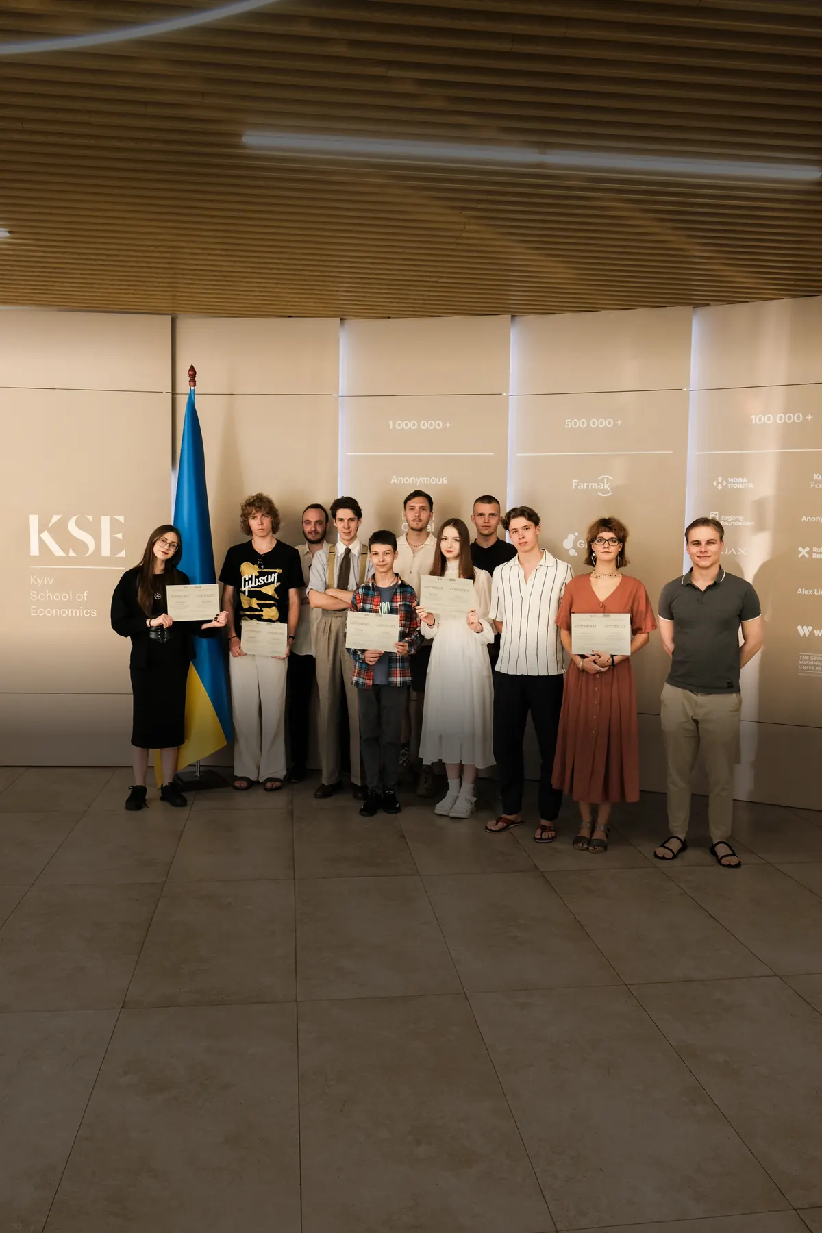 Випускники Гуртка політичних студій із сертифікатами KSE у головному кампусі Київської школи економіки